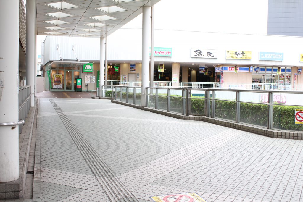 駅出口を左へ向かいます。(改札口を出たら左へ)