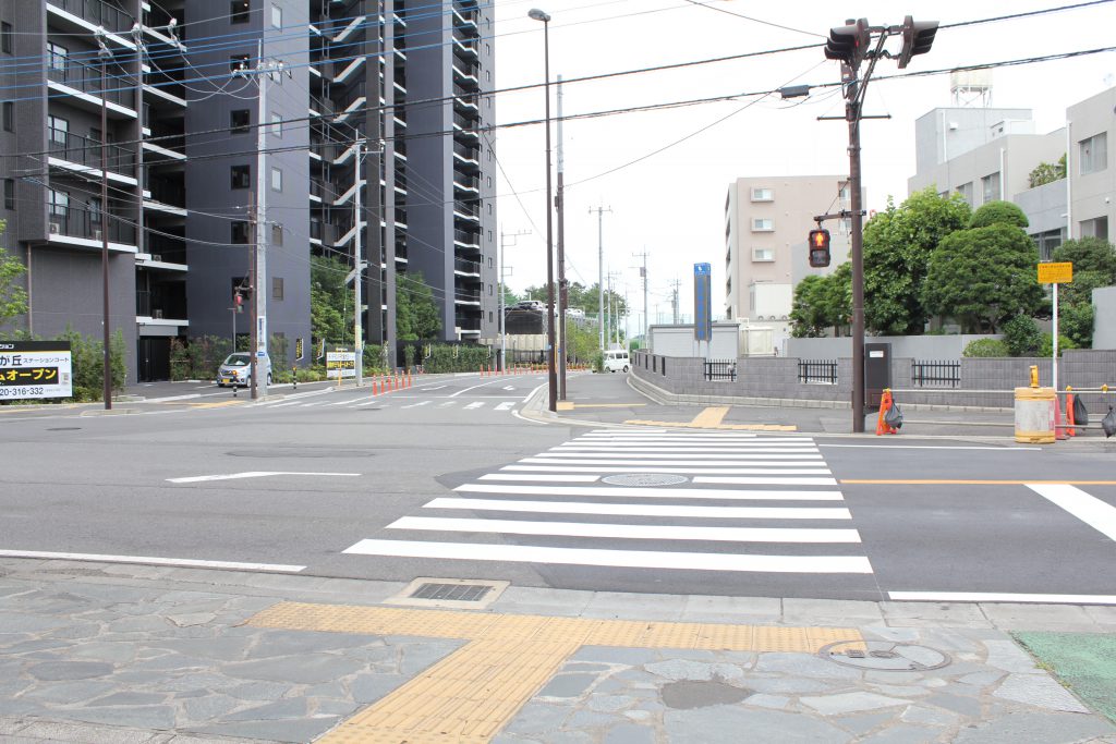 駅出口を左へ向かいます。(改札口を出たら左へ)